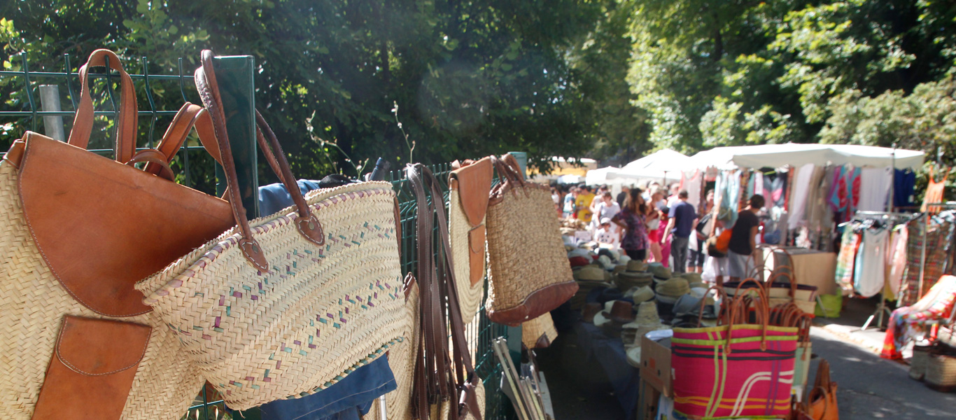 Kleidung, Taschen auf dem Markt 