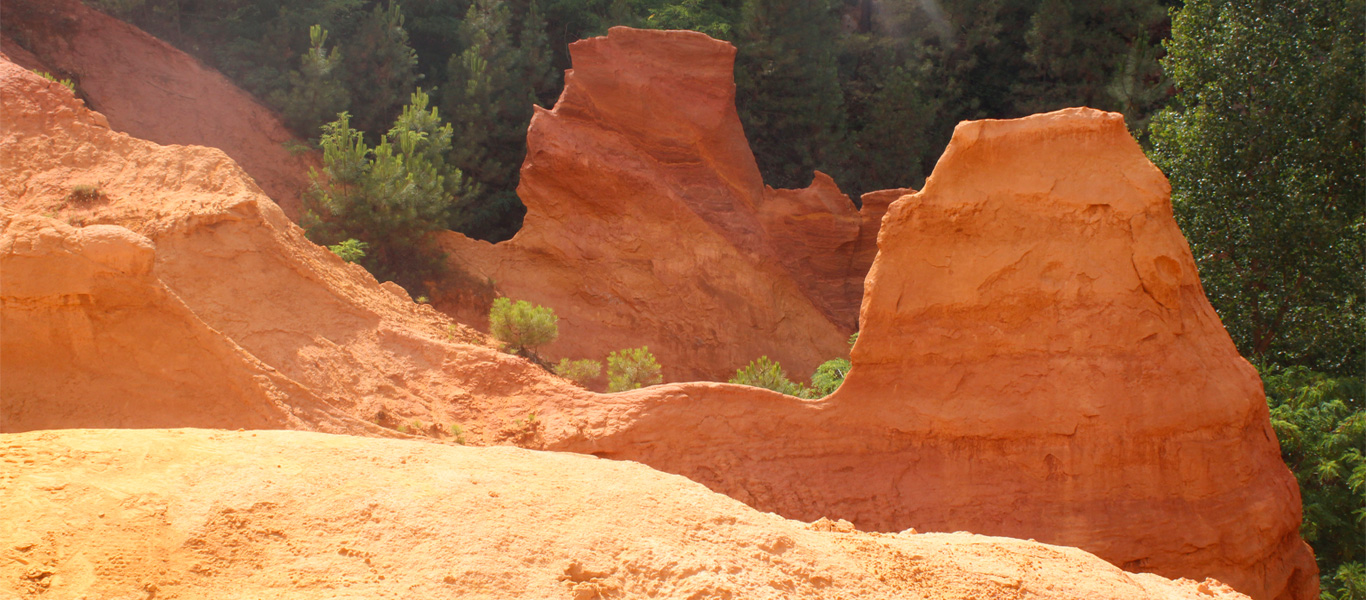 gelbe und rote Ockerfelsen bei Roussillion Foto: woidesign