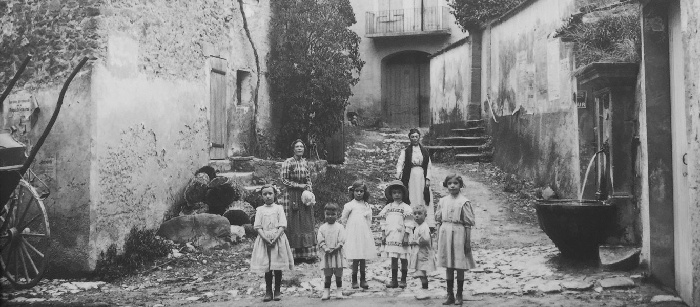 Historische Aufnahme eines Brunnen in Cucuron