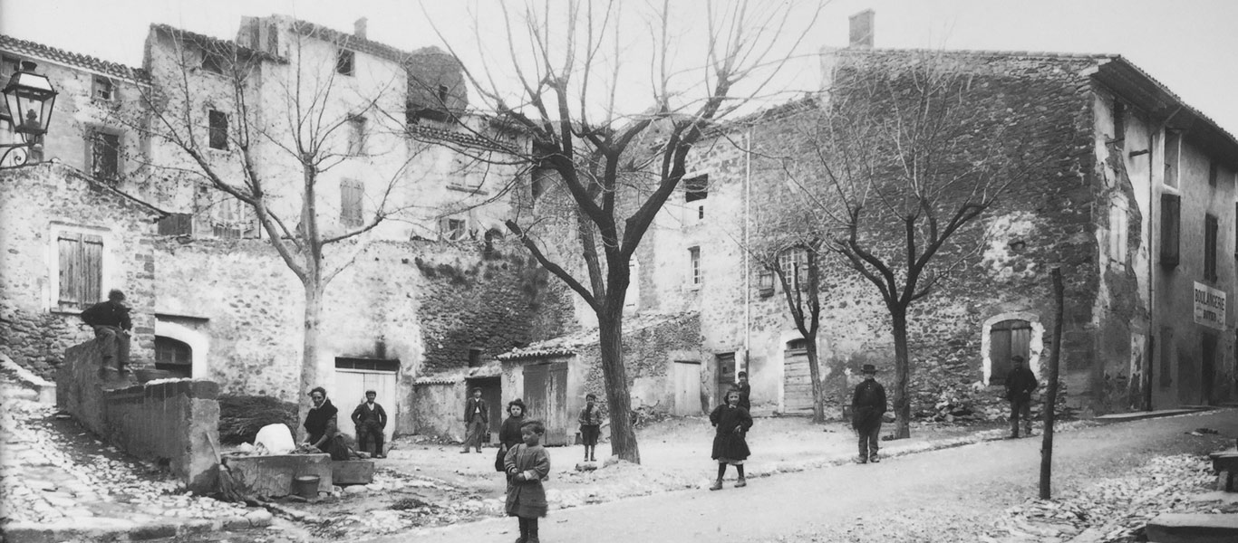 Historische Aufnahme, im Dorfzentrum von Cucuron